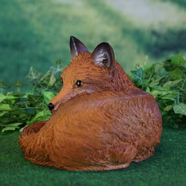 Tierfigur Fuchs liegend