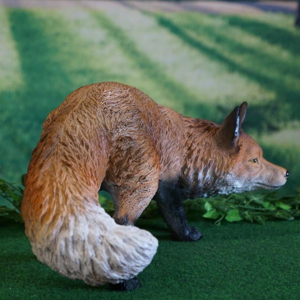 Tierfigur Fuchs schleichend lebensecht handbemalt