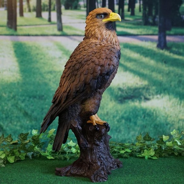 Tierfigur Steinadler auf Stamm 66 cm handbemalt