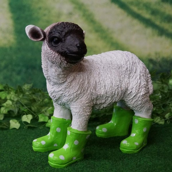 Tierfigur Lamm mit Gummistiefeln grün 33 cm