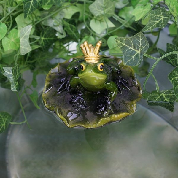 Figur Froschkönig auf Blatt für den Gartenteich