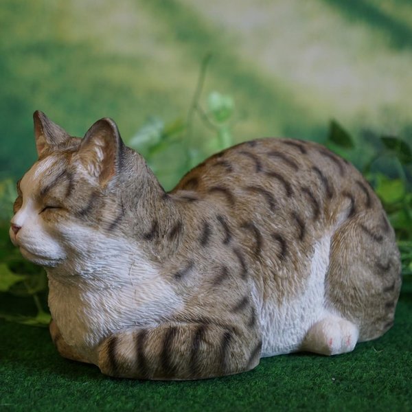 Tierfigur Katze Krümel liegend getigert