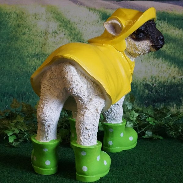 Tierfigur Lamm mit Regenmantel, grüne Gummistiefel