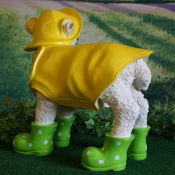 Tierfigur Lamm mit Regenmantel, grüne Gummistiefel
