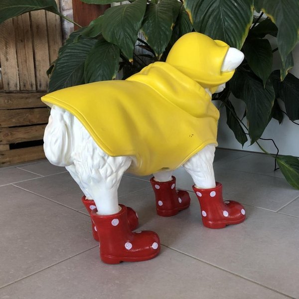 Dyrefigur lam med regntøj, røde gummistøvler