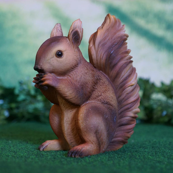 Tierfigur Eichhörnchen mit Nuss