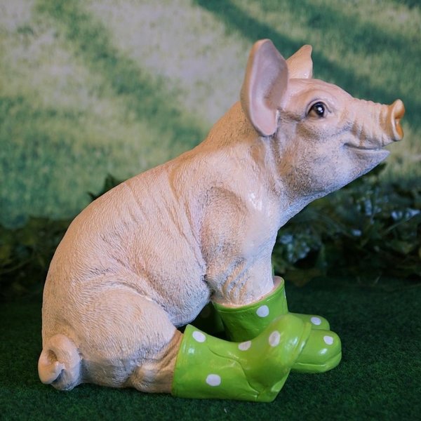 Tierfigur Schwein mit Gummistiefeln grün 30 cm