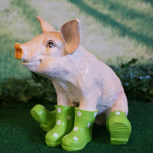 Tierfigur Schwein mit Gummistiefeln grün 30 cm