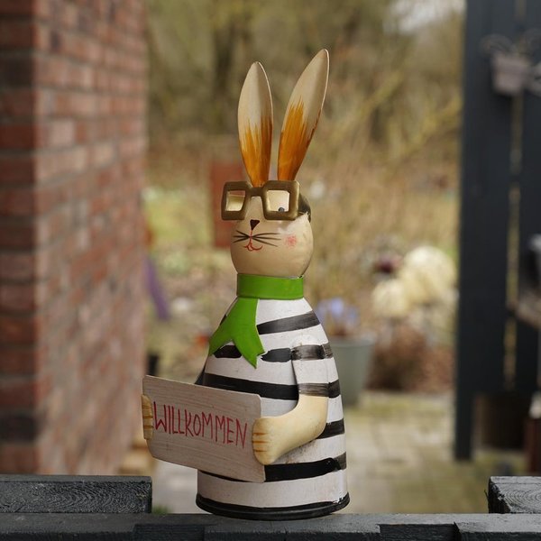 Zaunhocker Hase mit Brille, Schild und grünem Halstuch
