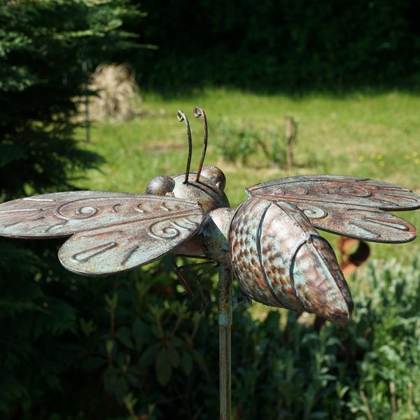 Insekt auf Stab im Antikdesign Flügel rund