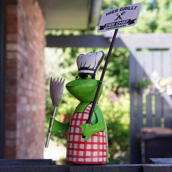 Zaunhocker Frosch rot mit Schild "Hier grillt der Chef persönlich"
