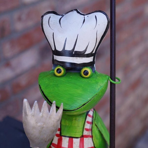 Zaunhocker Frosch rot mit Schild "Hier grillt der Chef persönlich"