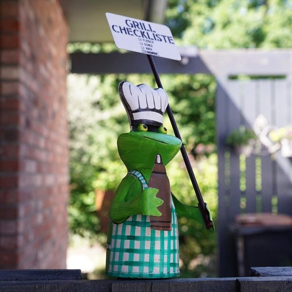 Zaunhocker Frosch grün mit Schild "Grill Checkliste"