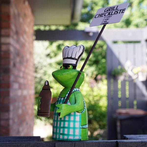 Zaunhocker Frosch grün mit Schild "Grill Checkliste"