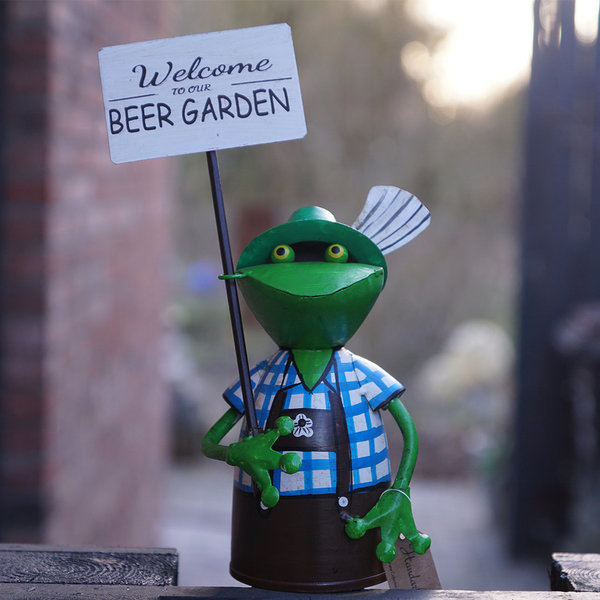 Zaunhocker Bayrisch Frosch mit Schild "Beer garden" blau, grün, braun
